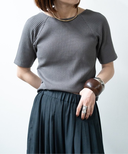 hwyl(ヒュイル)の「カップ付き オープンバックリブTシャツ(Tシャツ/カットソー・レディース・ブラック/ホワイト/チャコールグレー・FREE)」の14枚目の写真