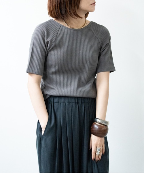 hwyl(ヒュイル)の「カップ付き オープンバックリブTシャツ(Tシャツ/カットソー・レディース・ブラック/ホワイト/チャコールグレー・FREE)」の12枚目の写真
