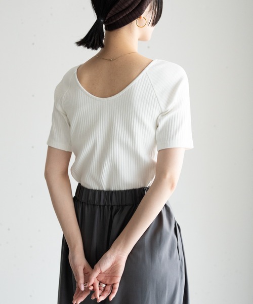 hwyl(ヒュイル)の「カップ付き オープンバックリブTシャツ(Tシャツ/カットソー・レディース・ブラック/ホワイト/チャコールグレー・FREE)」の21枚目の写真