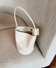 ISOOK（アイスー）の「【500mlペットボトル収納可能】バケツトートバッグ(ayaka select) / シンプル 大容量 アイボリー ホワイト ブラック バケツ型 合皮 チャーム ポケット付き（トートバッグ）」