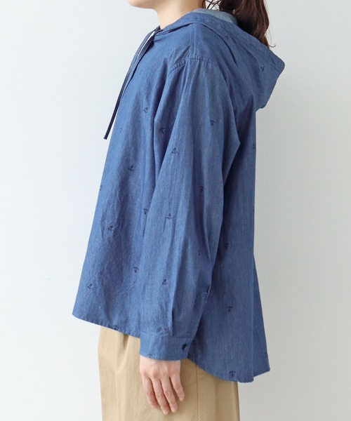PAR ICI(パーリッシィ)の「オックス/デニム イカリ刺繍フードシャツ(シャツ/ブラウス・レディース・サックスブルー/ホワイト/インディゴブルー・FREE)」の5枚目の写真