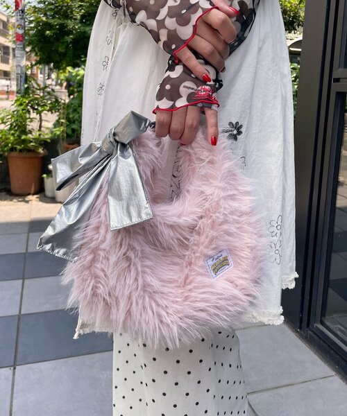 HELLO.SANFRANCISCO（ハローサンフランシスコ）の「【HELLO.SANFRANCISCO/ハローサンフランシスコ】リボンチャーム付きマルチWAYファーBAG（ショルダーバッグ・レディース・ピンク/ブルー/イエロー・FREE）」の3枚目の写真