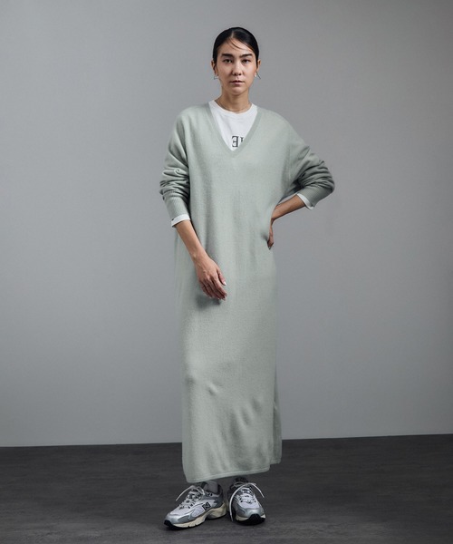 SALON adam et rope'(サロン アダム エ ロペ)の「カシミヤニットVネックワンピース(ワンピース・レディース・チャコールグレー/グリーン系その他/ブラウン系その他2・FREE)」の3枚目の写真