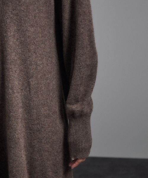 SALON adam et rope'(サロン アダム エ ロペ)の「カシミヤニットVネックワンピース(ワンピース・レディース・チャコールグレー/グリーン系その他/ブラウン系その他2・FREE)」の4枚目の写真