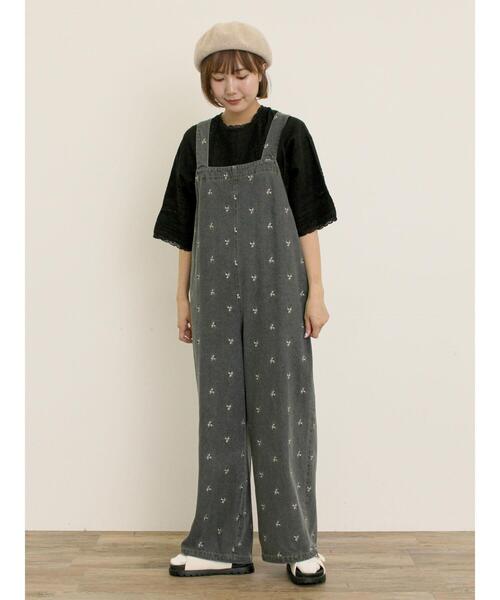 Samansa Mos2（サマンサ モスモス）の「刺繍デニム/ヒッコリーサロペットパンツ（サロペット/オーバーオール・レディース・ネイビー/ブラック/ブルー/オフホワイト・F）」の2枚目の写真