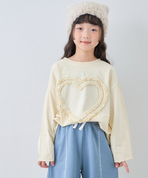 CIAOPANIC TYPY（チャオパニックティピー）の「【WEB限定】【KIDS】ピグメント加工ハートモチーフ長袖カットソー（Tシャツ/カットソー・キッズ・キャメル/バーガンディー/ブルー/チャコールグレー/グレー/アイボリー・110/150/130）」の2枚目の写真