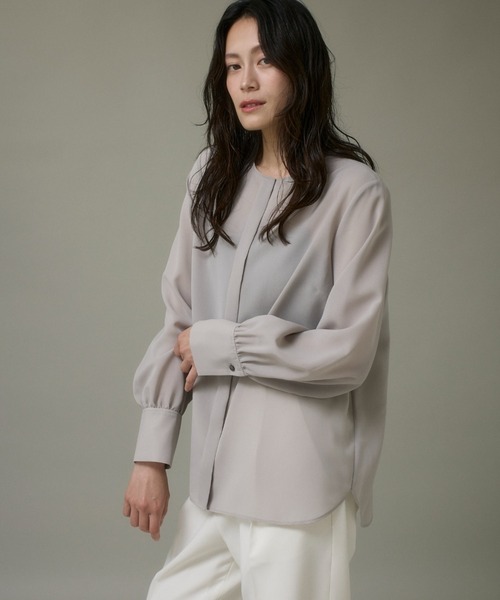 I.T.'S international（イッツインターナショナル）の「シアーノーカラーブラウス（シャツ/ブラウス・レディース・オフホワイト/グレー/ブラック・9号）」の3枚目の写真