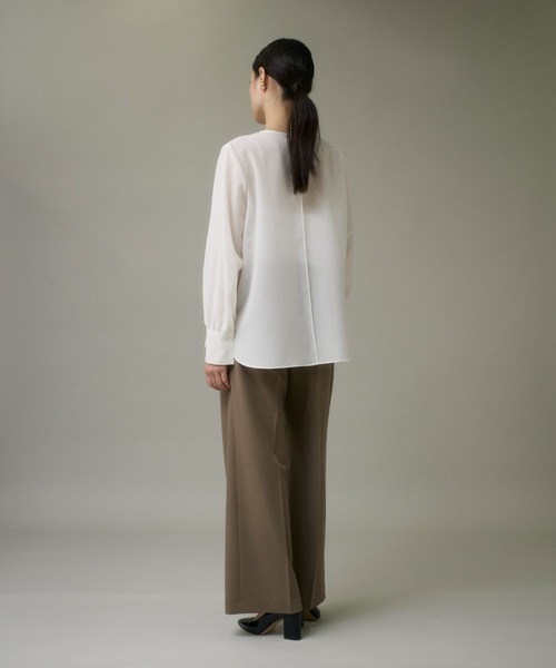 I.T.'S international（イッツインターナショナル）の「シアーノーカラーブラウス（シャツ/ブラウス・レディース・オフホワイト/グレー/ブラック・9号）」の6枚目の写真