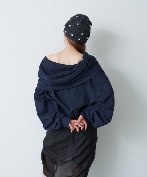 Kastane（カスタネ）の「【2025AWカタログ】オフショルスウェット（スウェット・レディース・ネイビー/グレー/ブラウン・MEDIUM/SMALL）」の10枚目の写真