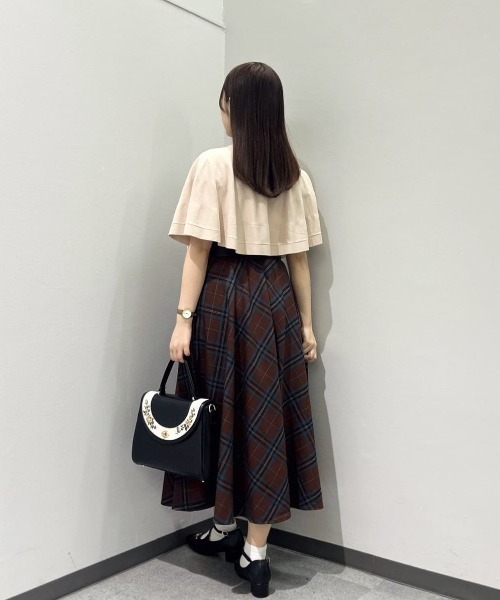 an another angelus（アンアナザーアンジェラス）の「チェーン付きダブル釦2wayケープニット（ニット/セーター・レディース・ライトベージュ/ブラック/ワインレッド・FREE）」の8枚目の写真