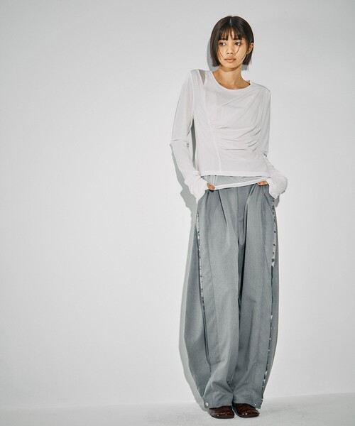 UNITED TOKYO（ユナイテッドトウキョウ）の「スラッシュレイヤーT｜ウォッシャブル/レイヤードトップス/シアートップス/ロンT/冬服（Tシャツ/カットソー・レディース・ライトブルー/ブラック/ホワイト・FREE）」の14枚目の写真