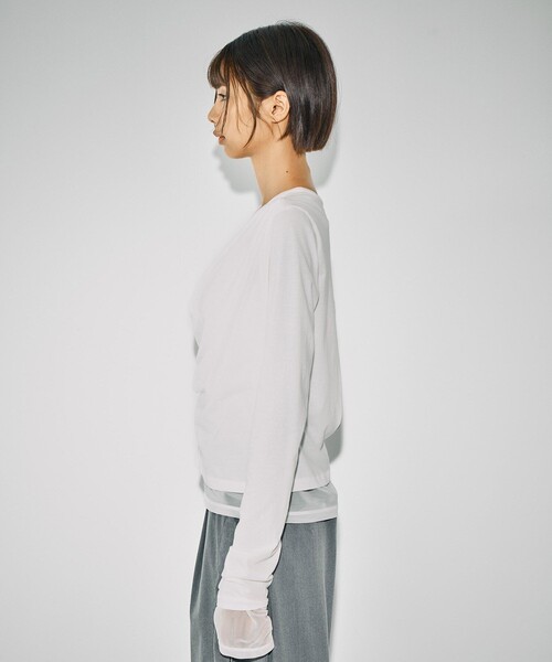 UNITED TOKYO（ユナイテッドトウキョウ）の「スラッシュレイヤーT｜ウォッシャブル/レイヤードトップス/シアートップス/ロンT/冬服（Tシャツ/カットソー・レディース・ライトブルー/ブラック/ホワイト・FREE）」の18枚目の写真