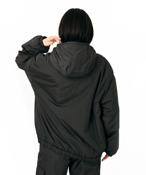 NEW BALANCE（ニューバランス）の「リバーシブルボアジャケット（ブルゾン・レディース・カーキ/ダークグレー・SMALL/MEDIUM/LARGE/X-LARGE）」の4枚目の写真