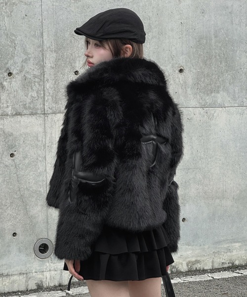 KsG(ケーエスジー)の「Cross Volume Fur Jacket(ブルゾン・レディース・ホワイト/ブラック・MEDIUM/SMALL/LARGE)」の2枚目の写真