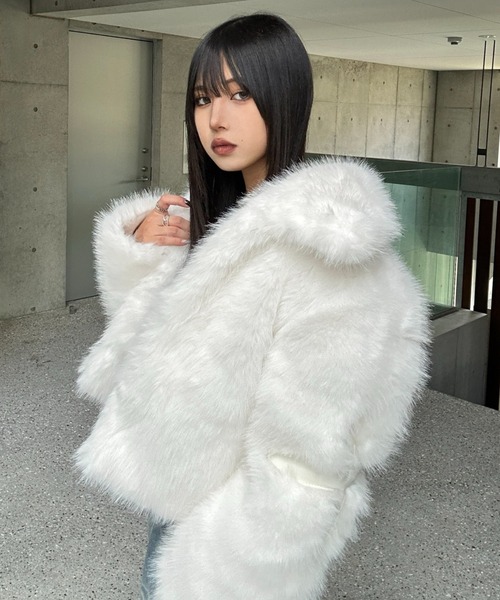 KsG(ケーエスジー)の「Cross Volume Fur Jacket(ブルゾン・レディース・ホワイト/ブラック・MEDIUM/SMALL/LARGE)」の3枚目の写真