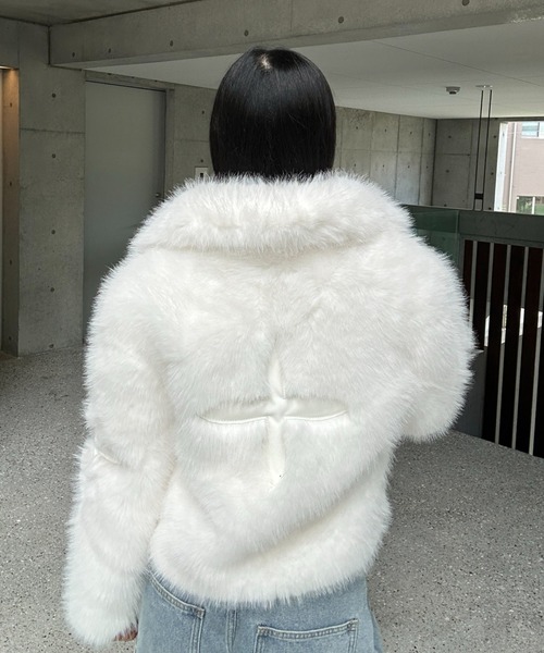 KsG(ケーエスジー)の「Cross Volume Fur Jacket(ブルゾン・レディース・ホワイト/ブラック・MEDIUM/SMALL/LARGE)」の5枚目の写真
