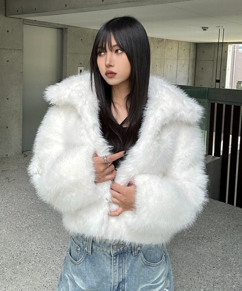 KsG(ケーエスジー)の「Cross Volume Fur Jacket(ブルゾン・レディース・ホワイト/ブラック・MEDIUM/SMALL/LARGE)」の4枚目の写真