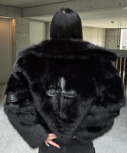 KsG(ケーエスジー)の「Cross Volume Fur Jacket(ブルゾン・レディース・ホワイト/ブラック・MEDIUM/SMALL/LARGE)」の6枚目の写真