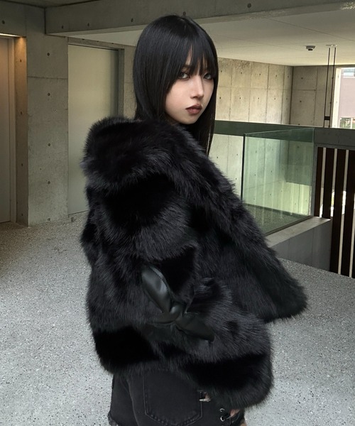 KsG(ケーエスジー)の「Cross Volume Fur Jacket(ブルゾン・レディース・ホワイト/ブラック・MEDIUM/SMALL/LARGE)」の7枚目の写真