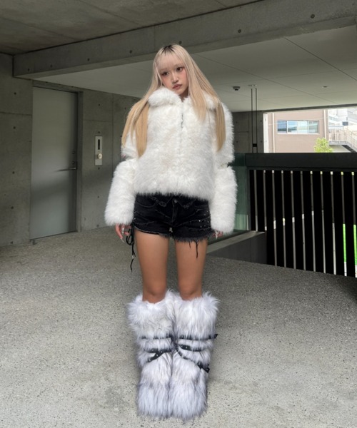 KsG(ケーエスジー)の「Cross Volume Fur Jacket(ブルゾン・レディース・ホワイト/ブラック・MEDIUM/SMALL/LARGE)」の12枚目の写真