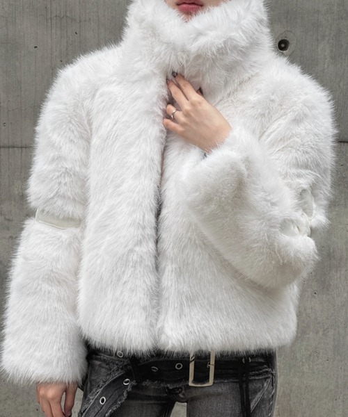 KsG(ケーエスジー)の「Cross Volume Fur Jacket(ブルゾン・レディース・ホワイト/ブラック・MEDIUM/SMALL/LARGE)」の17枚目の写真