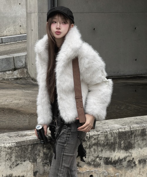 KsG(ケーエスジー)の「Cross Volume Fur Jacket(ブルゾン・レディース・ホワイト/ブラック・MEDIUM/SMALL/LARGE)」の20枚目の写真