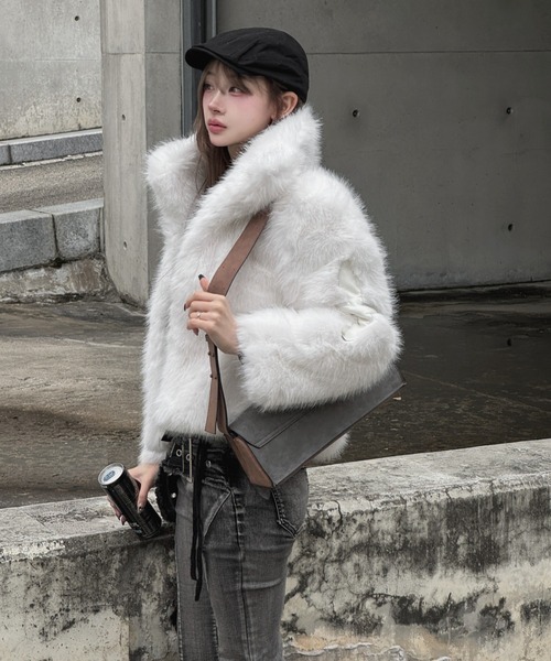 KsG(ケーエスジー)の「Cross Volume Fur Jacket(ブルゾン・レディース・ホワイト/ブラック・MEDIUM/SMALL/LARGE)」の19枚目の写真