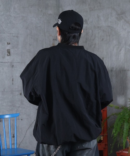 ILL'S(イルズ)の「Vネック ロゴ ナイロンスウェット メンズ レディース ユニセックス(スウェット・メンズ・ブラック/ブルー・L/M)」の4枚目の写真