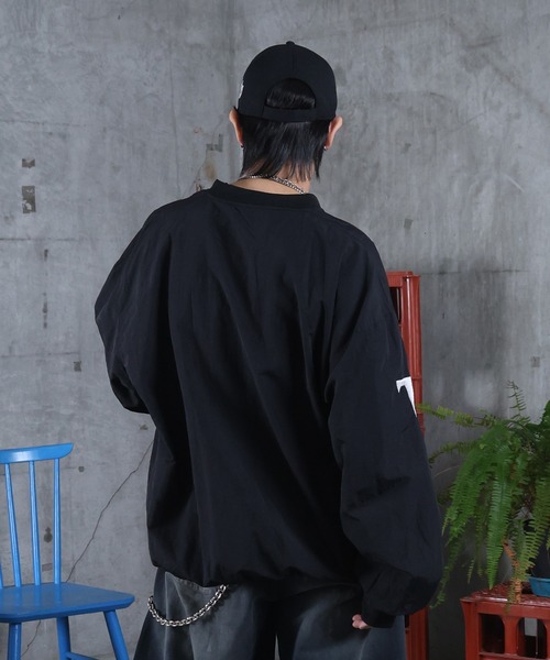 ILL'S(イルズ)の「Vネック ロゴ ナイロンスウェット メンズ レディース ユニセックス(スウェット・メンズ・ブラック/ブルー・L/M)」の5枚目の写真