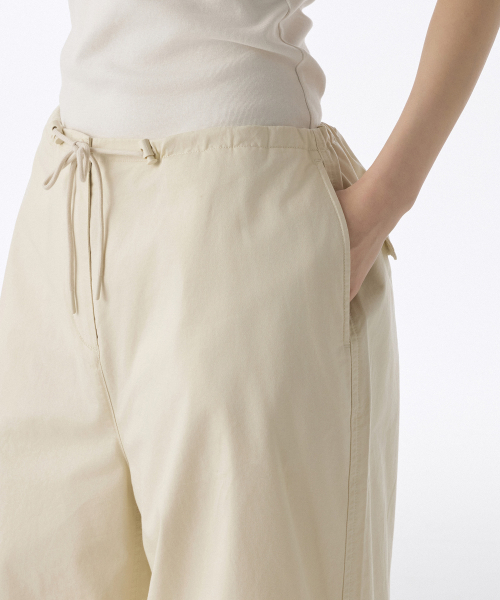 MUSINSA STANDARD WOMAN（ムシンサスタンダードウーマン）の「ウィメンズコットンパラシュートパンツ[クリーム]（スウェットパンツ・レディース・その他・30/24/26/28/22）」の6枚目の写真