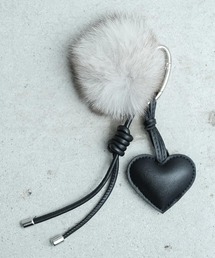 mili an deni（ミリアンデニ）の「フェイクレザーハートファーチャーム（チャーム）」