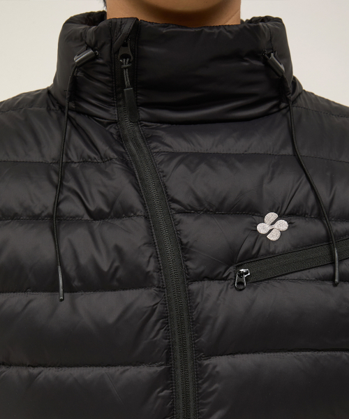 HOODHOOD(フッドフッド)の「クローバー ロゴ フーディッド ライト ダックダウン ジャケット ブラック(ダウンジャケット/コート・レディース・その他・1/2/3)」の8枚目の写真