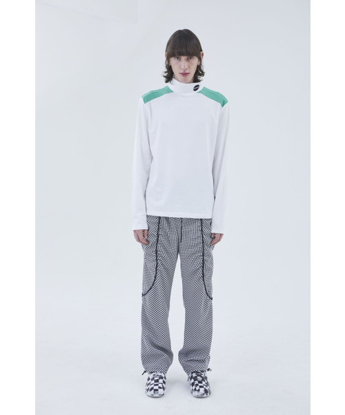 BMUETTE(ビムウィエ)の「ロゴワッペンタートルネック(Tシャツ/カットソー・メンズ・ホワイト・MEDIUM)」の1枚目の写真