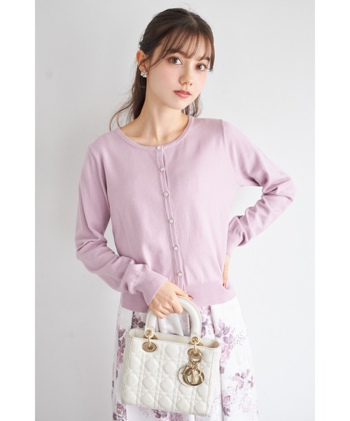 tocco closet(トッコ クローゼット)の「しっとり保湿シアバター加工&ハンドウォッシュ♪ビジュー釦ニットカーディガン(カーディガン/ボレロ・レディース・ラベンダー/サックスブルー/アイボリー/ブラック・M)」の4枚目の写真