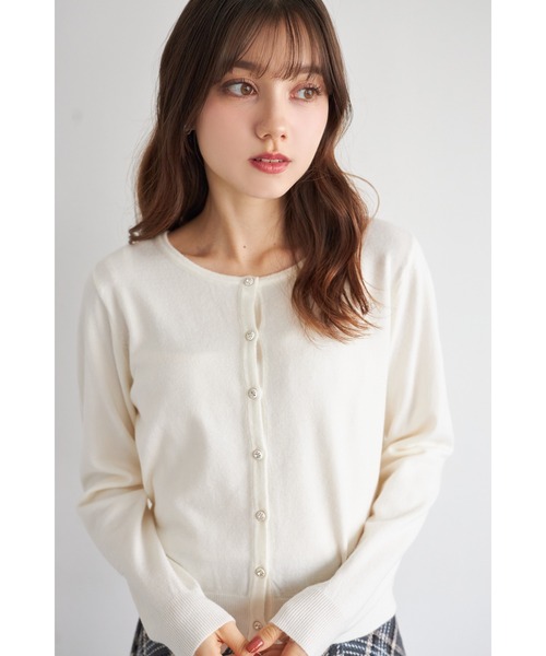 tocco closet(トッコ クローゼット)の「しっとり保湿シアバター加工&ハンドウォッシュ♪ビジュー釦ニットカーディガン(カーディガン/ボレロ・レディース・ラベンダー/サックスブルー/アイボリー/ブラック・M)」の2枚目の写真