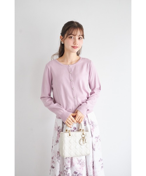 tocco closet(トッコ クローゼット)の「しっとり保湿シアバター加工&ハンドウォッシュ♪ビジュー釦ニットカーディガン(カーディガン/ボレロ・レディース・ラベンダー/サックスブルー/アイボリー/ブラック・M)」の6枚目の写真