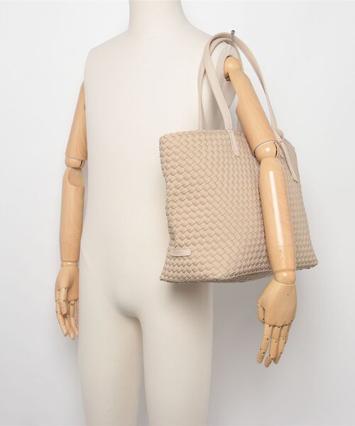 NAGHEDI(ナゲディ)の「NAGHEDI Jetsetter Small Tote ナケディ メッシュ ジェットセッター スモール トートバッグ(トートバッグ・レディース・ベージュ/クリーム/ブラック・FREE)」の22枚目の写真