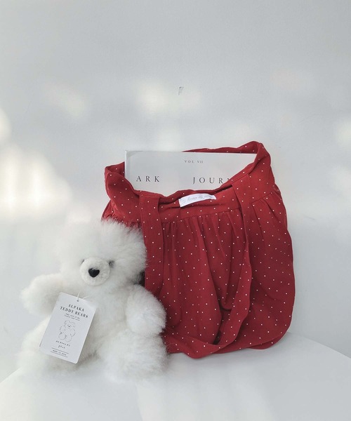 AS KNOW AS plus(アズノゥアズプラス)の「ドット柄 ギャザーバルーントートバッグ A4サイズ対応(トートバッグ・レディース・ホワイト/ブラック/イエロー/レッド・FREE)」の1枚目の写真