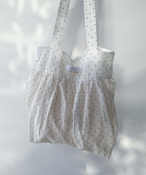 AS KNOW AS plus(アズノゥアズプラス)の「ドット柄 ギャザーバルーントートバッグ A4サイズ対応(トートバッグ・レディース・ホワイト/ブラック/イエロー/レッド・FREE)」の2枚目の写真