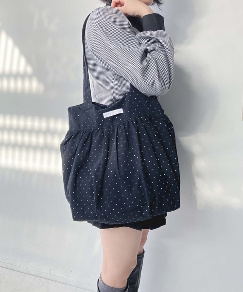 AS KNOW AS plus(アズノゥアズプラス)の「ドット柄 ギャザーバルーントートバッグ A4サイズ対応(トートバッグ・レディース・ホワイト/ブラック/イエロー/レッド・FREE)」の3枚目の写真