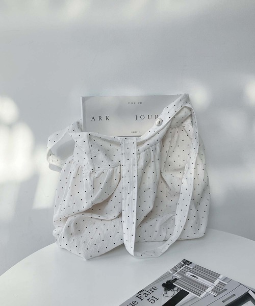 AS KNOW AS plus(アズノゥアズプラス)の「ドット柄 ギャザーバルーントートバッグ A4サイズ対応(トートバッグ・レディース・ホワイト/ブラック/イエロー/レッド・FREE)」の5枚目の写真