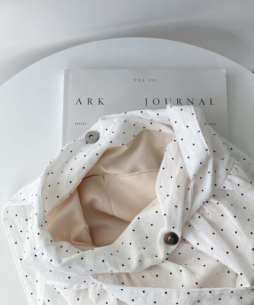 AS KNOW AS plus(アズノゥアズプラス)の「ドット柄 ギャザーバルーントートバッグ A4サイズ対応(トートバッグ・レディース・ホワイト/ブラック/イエロー/レッド・FREE)」の8枚目の写真