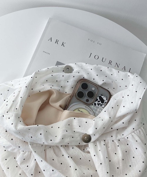 AS KNOW AS plus(アズノゥアズプラス)の「ドット柄 ギャザーバルーントートバッグ A4サイズ対応(トートバッグ・レディース・ホワイト/ブラック/イエロー/レッド・FREE)」の9枚目の写真