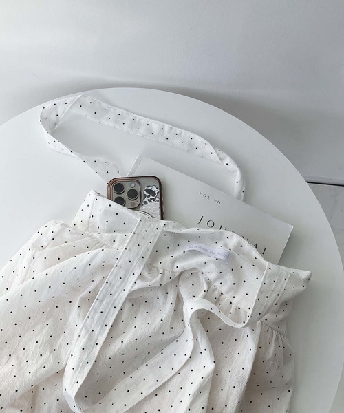 AS KNOW AS plus(アズノゥアズプラス)の「ドット柄 ギャザーバルーントートバッグ A4サイズ対応(トートバッグ・レディース・ホワイト/ブラック/イエロー/レッド・FREE)」の10枚目の写真