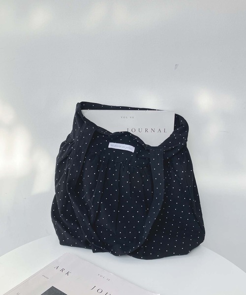 AS KNOW AS plus(アズノゥアズプラス)の「ドット柄 ギャザーバルーントートバッグ A4サイズ対応(トートバッグ・レディース・ホワイト/ブラック/イエロー/レッド・FREE)」の12枚目の写真