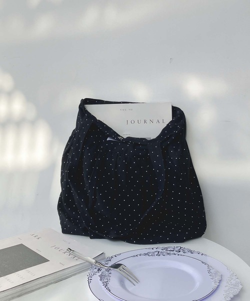 AS KNOW AS plus(アズノゥアズプラス)の「ドット柄 ギャザーバルーントートバッグ A4サイズ対応(トートバッグ・レディース・ホワイト/ブラック/イエロー/レッド・FREE)」の13枚目の写真