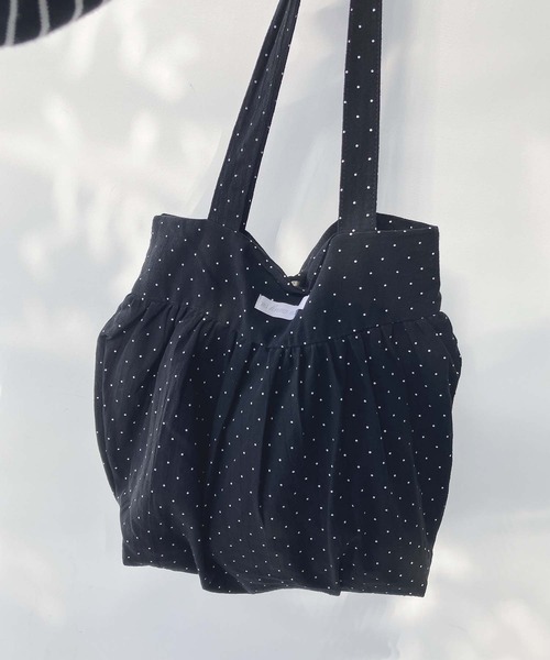 AS KNOW AS plus(アズノゥアズプラス)の「ドット柄 ギャザーバルーントートバッグ A4サイズ対応(トートバッグ・レディース・ホワイト/ブラック/イエロー/レッド・FREE)」の15枚目の写真