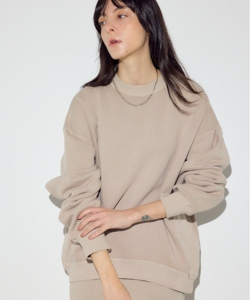 AZUL by moussy(アズールバイマウジー)の「ピグメント起毛裏毛クルーネックトップス(スウェット・レディース・ベージュ/ライトブラック・MEDIUM/SMALL)」の1枚目の写真