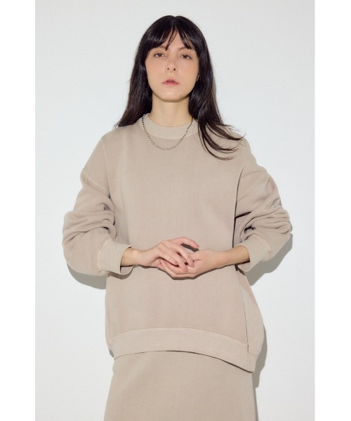 AZUL by moussy(アズールバイマウジー)の「ピグメント起毛裏毛クルーネックトップス(スウェット・レディース・ベージュ/ライトブラック・MEDIUM/SMALL)」の3枚目の写真