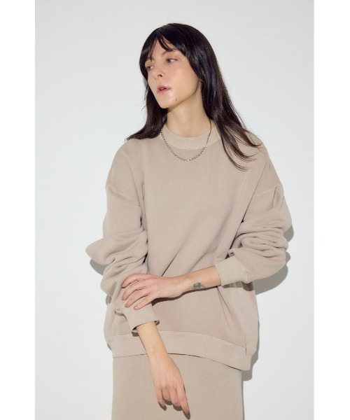 AZUL by moussy(アズールバイマウジー)の「ピグメント起毛裏毛クルーネックトップス(スウェット・レディース・ベージュ/ライトブラック・MEDIUM/SMALL)」の5枚目の写真